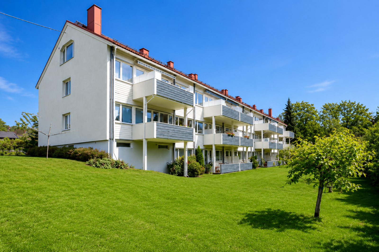Leiligheten ligger i et rolig og familievennlig område, med kort vei til parker, Nordmarka, T-bane på Berg og gode servicetilbud (AI-redigert mtp årstid, mindre avvik kan forekomme). Galleribilde