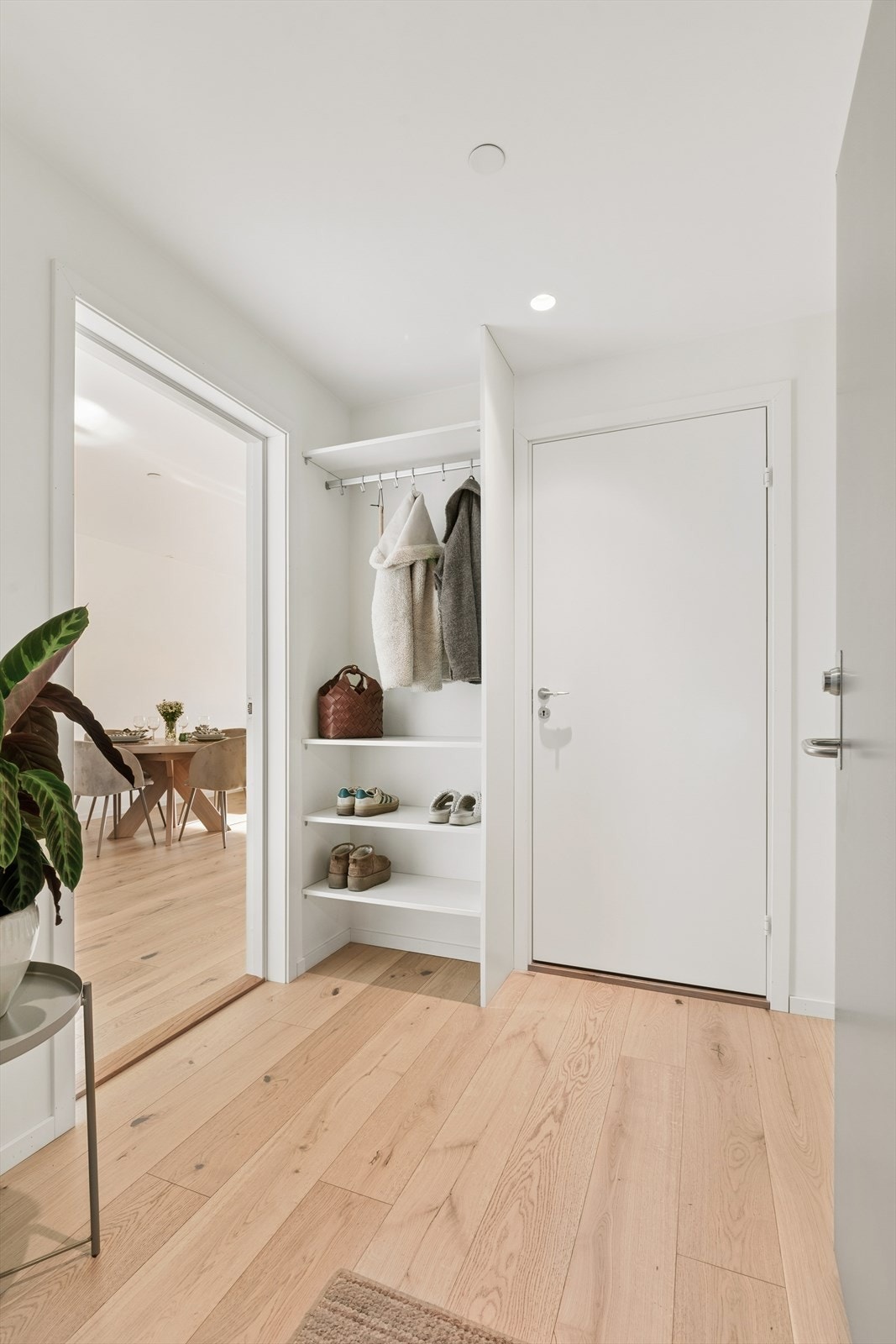 Velkommen inn i en lys og romslig entré med oppbevaringsmuligheter. Fra entréen har du direkte adgang til boligens baderom og hoveddel. Galleribilde