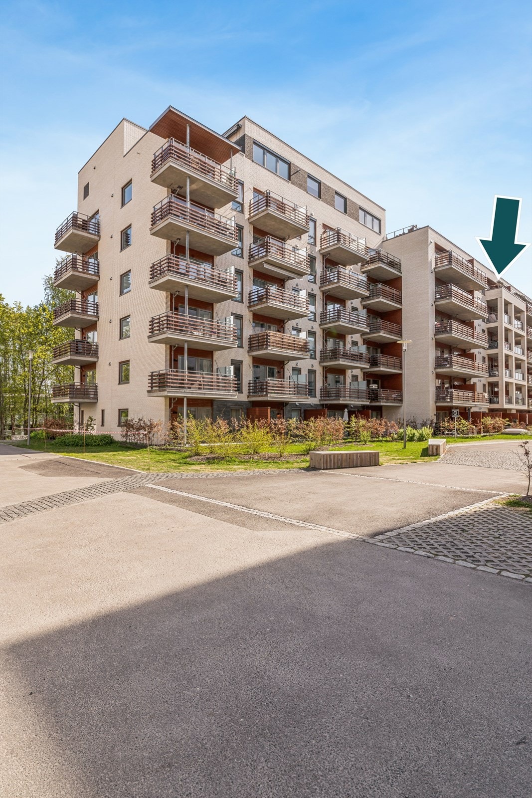 Leiligheten ligger i byggets toppetasje med utsikt opp mot Skaugumsåsen. Galleribilde