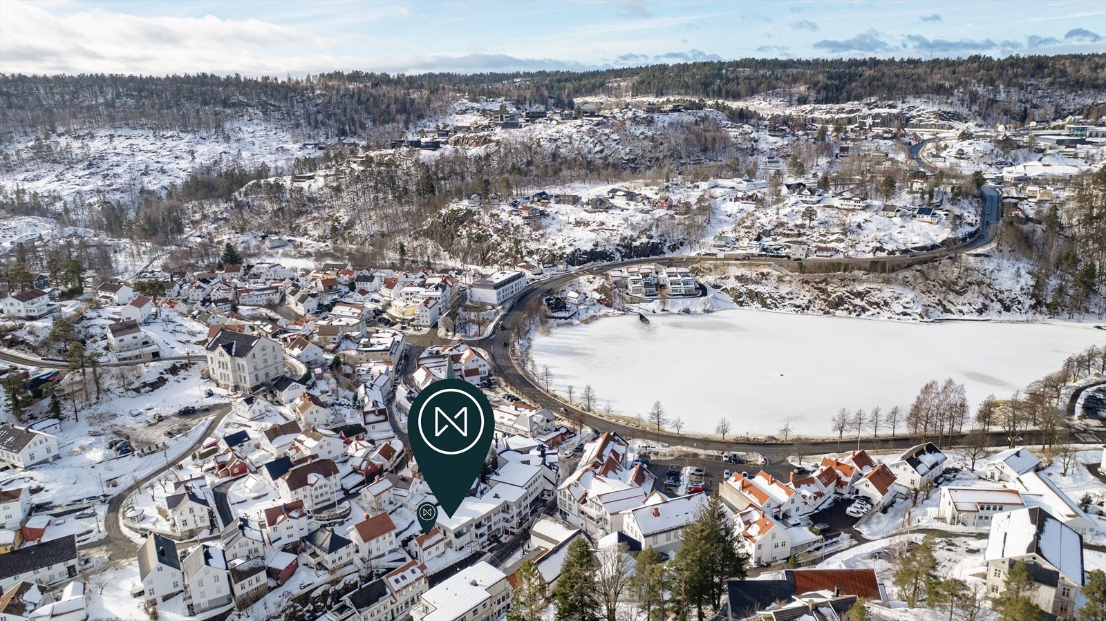 Her får du en beliggenhet som kombinerer praktisk byliv, kultur og handel med nærhet til vakker skjærgård og flotte naturopplevelser - en perfekt kombinasjon av sørlandsidyll og sentrumsnærhet. Galleribilde