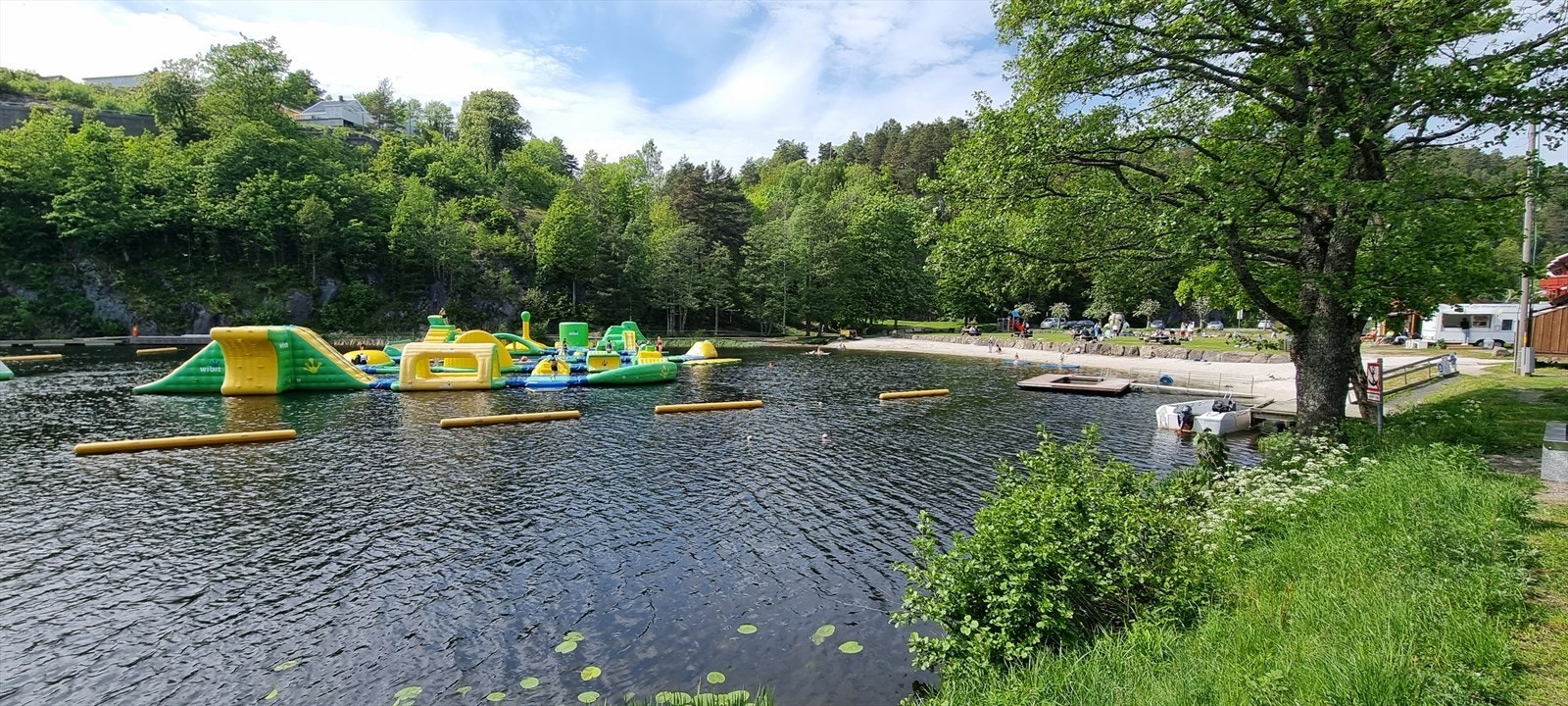 Badepark i Tjenna er en gratis, utendørs vannpark med over 50 oppblåsbare elementer som sklier, klatrevegger og stupetårn. Her tilbys det også utlån av SUP-brett, kanoer og flytevester. Morro for hele familien! Galleribilde