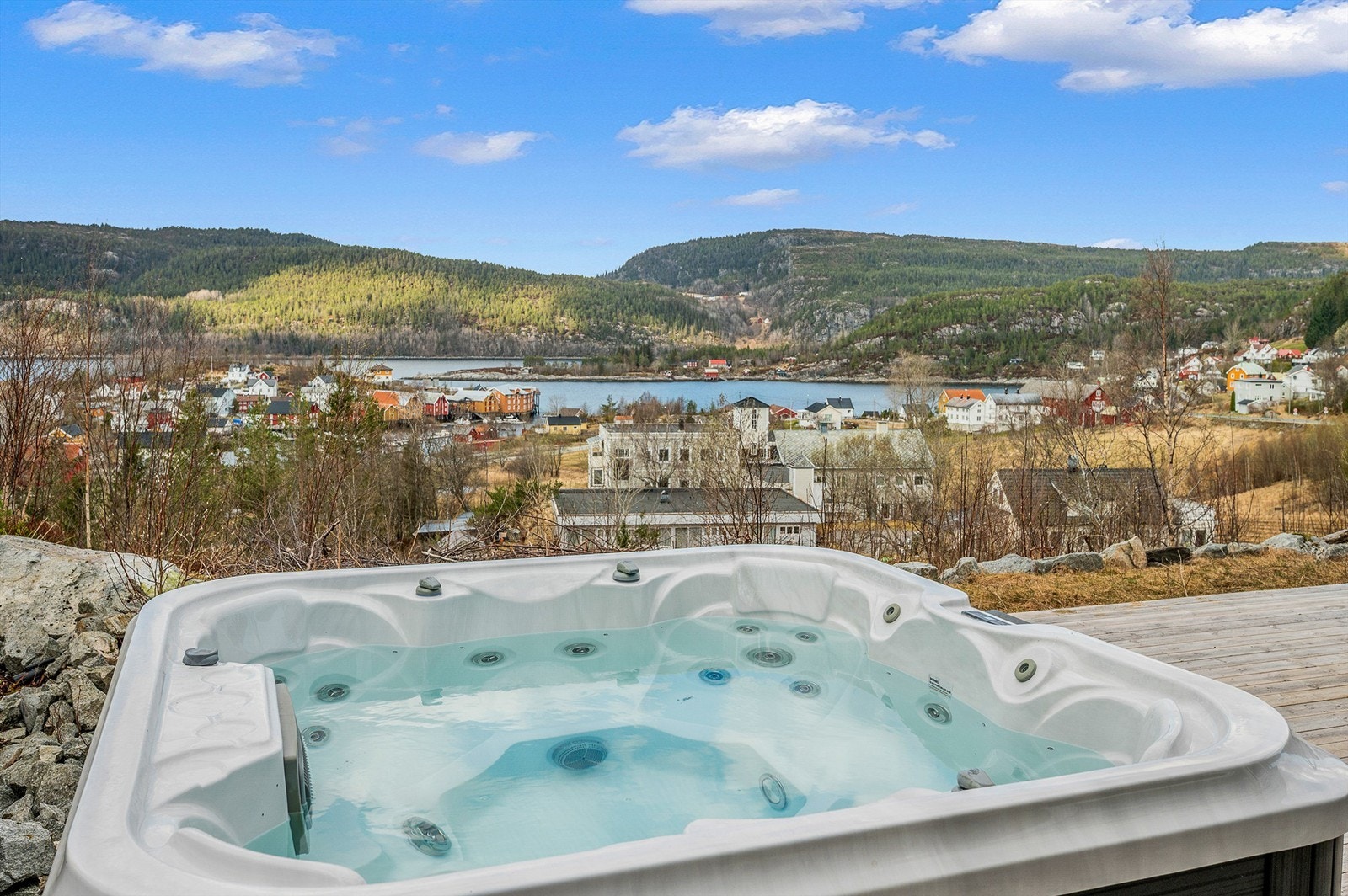 Stor og solrik terrasse med jacuzzi - perfekt for avslapning året rundt med utsikt over nærområdet og fjorden. Galleribilde
