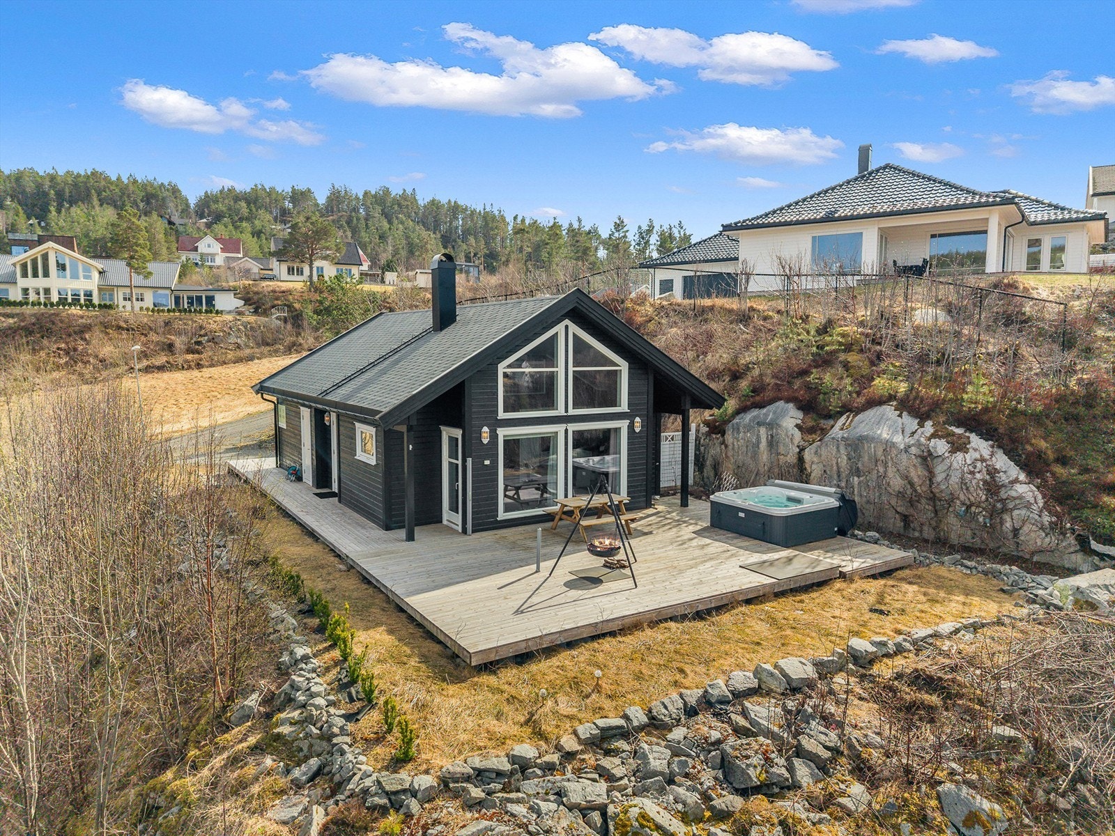 Fra hytta har du kort vei til fjorden og flere flotte badeplasser - perfekt for deg som elsker båtliv, bading, padling eller rolige dager på brygga. Galleribilde