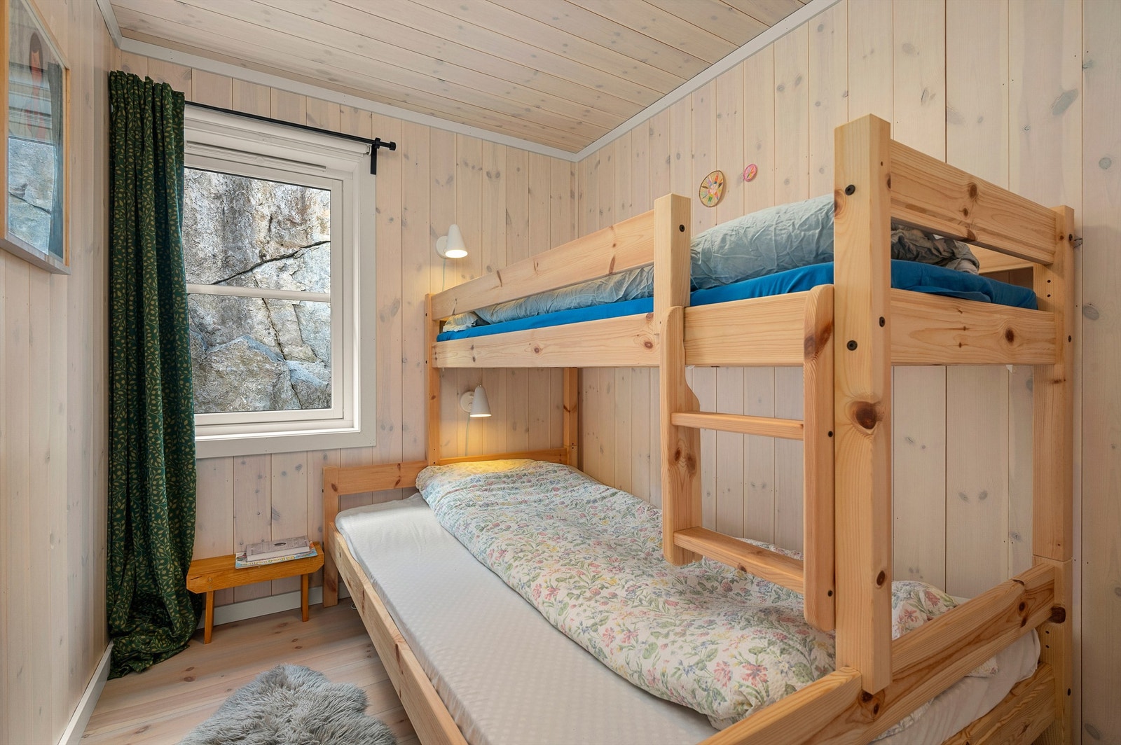 Praktisk soverom med køyeseng - ideelt for barn eller gjester, med effektiv utnyttelse av plassen. Galleribilde