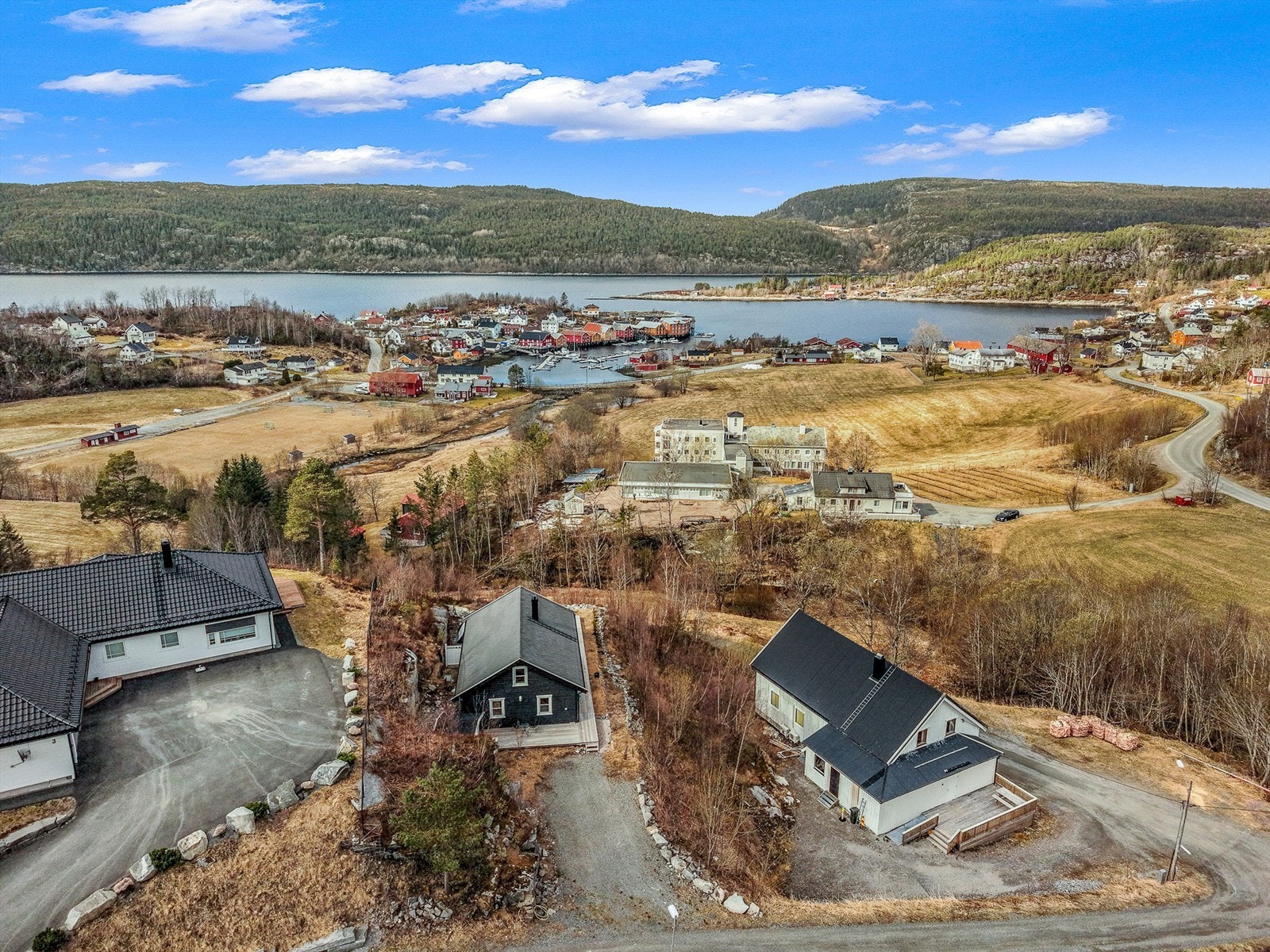 Omtrent 10-15 minutters gange fra hytta finner du Marthabrygga, Landnota Bar og Spiseri samt Råkvåg Gjestgiveri - tre populære steder med matservering og uteservering i sommersesongen. Galleribilde
