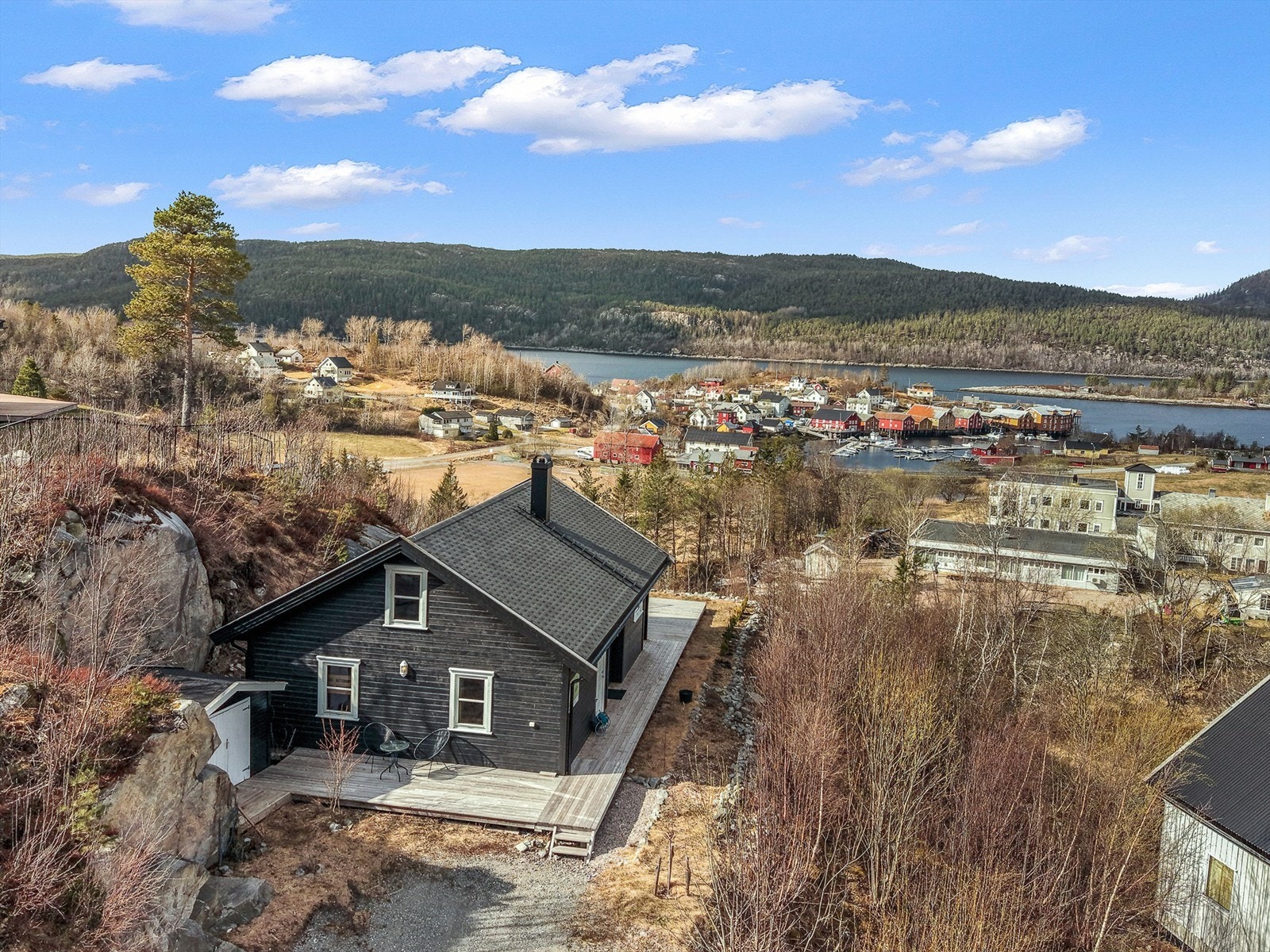 Mathandelen kan du ta på Coop Marked Råkvåg, kun 11 minutters spasertur unna. Joker Hsubysjøen ligger også ca. 5 minutter med bil unna. For et bredere utvalg av servicetilbud ligger Botngård ca. 36 minutter unna med bil. Galleribilde