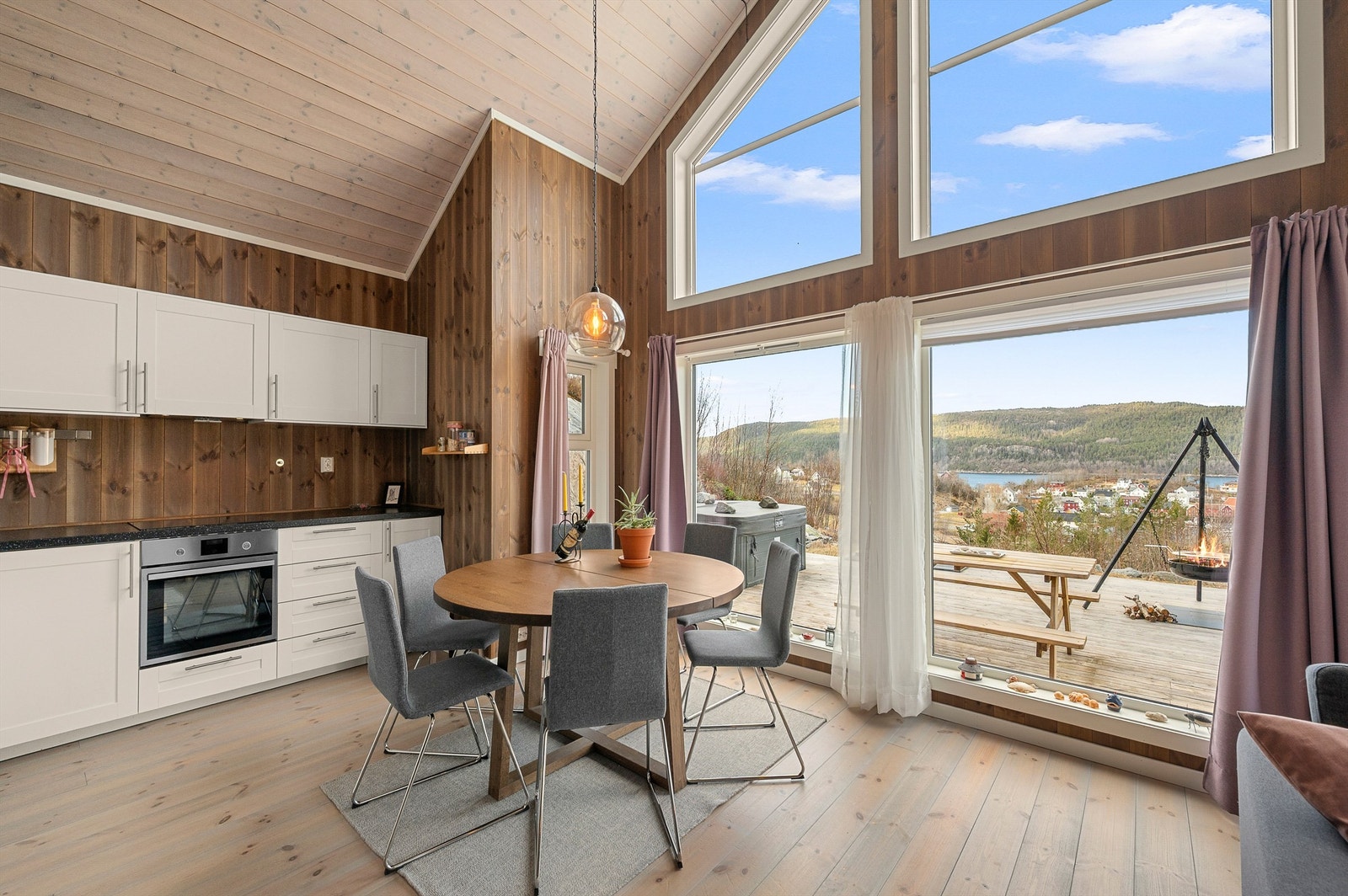 God plass til sittegruppe og sosiale soner - perfekt for hyggelige kvelder med familie og venner. Galleribilde