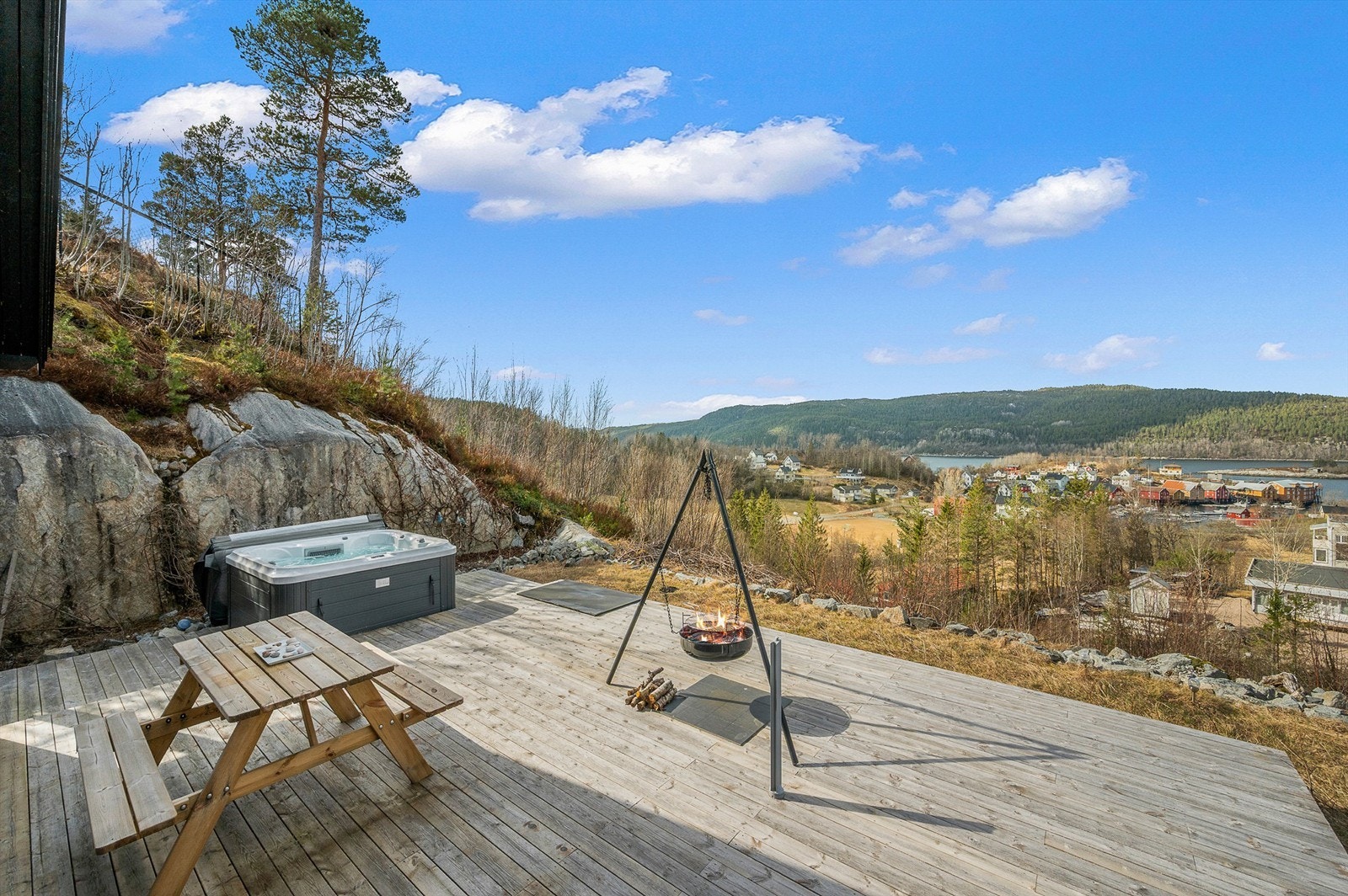 Terrassen ligger skjermet og fint til med gode solforhold og flott utsyn - en naturlig forlengelse av oppholdsrommene inne. Galleribilde