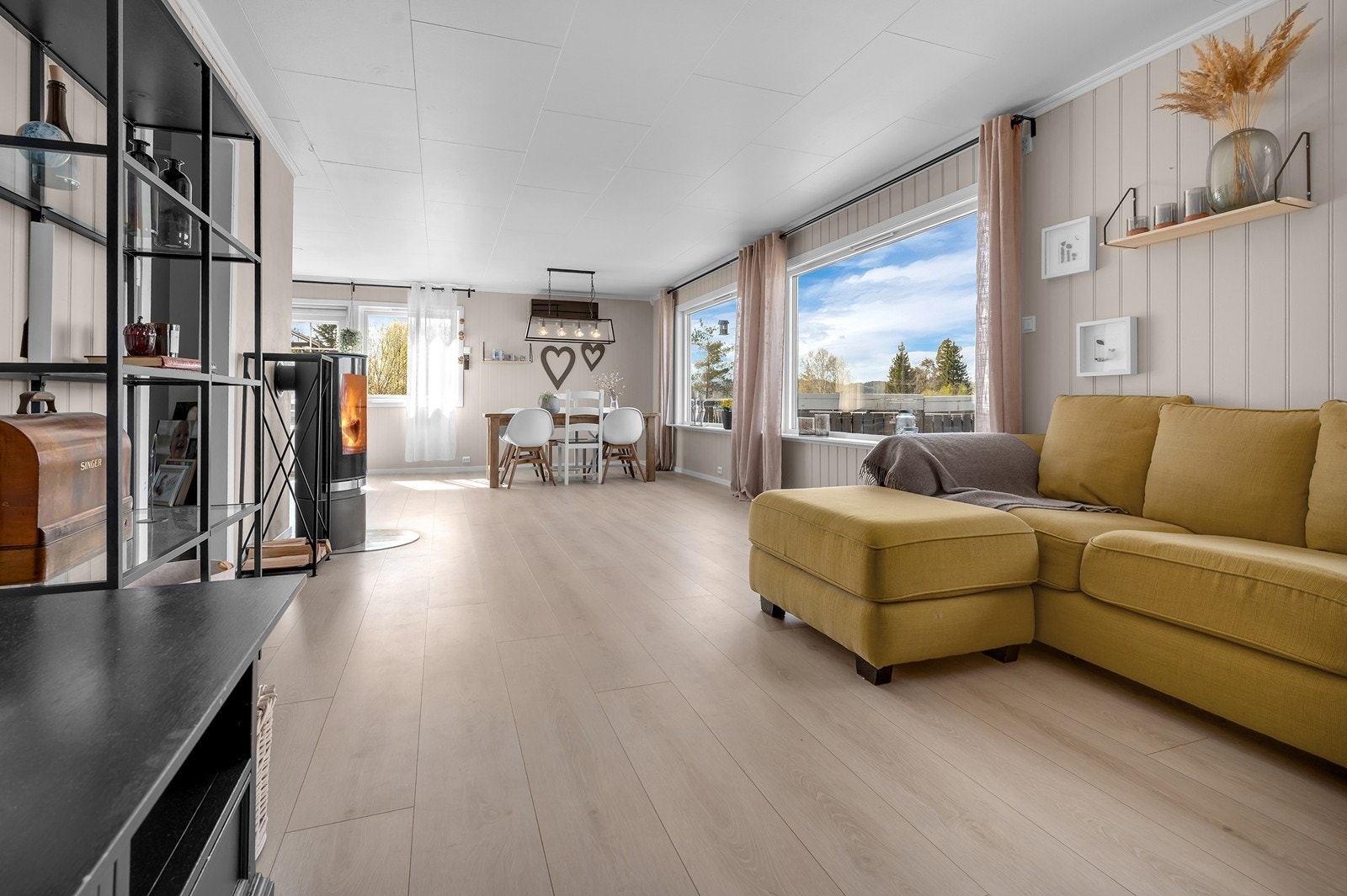 Romslig stue med store, gode vinduer Galleribilde