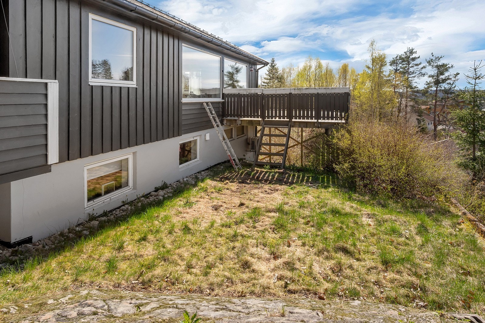 Det er nedgang fra veranda til tomten Galleribilde