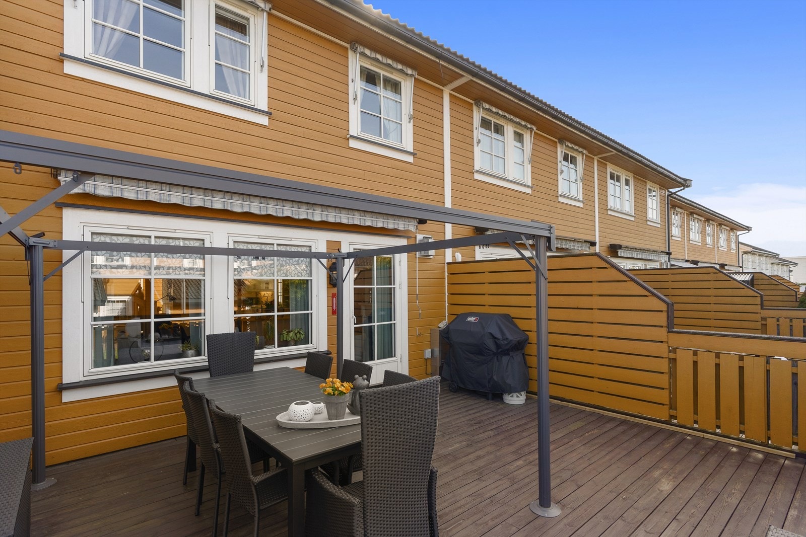 Det er montert markise på veggen, samt uttak til gassgrill. Galleribilde