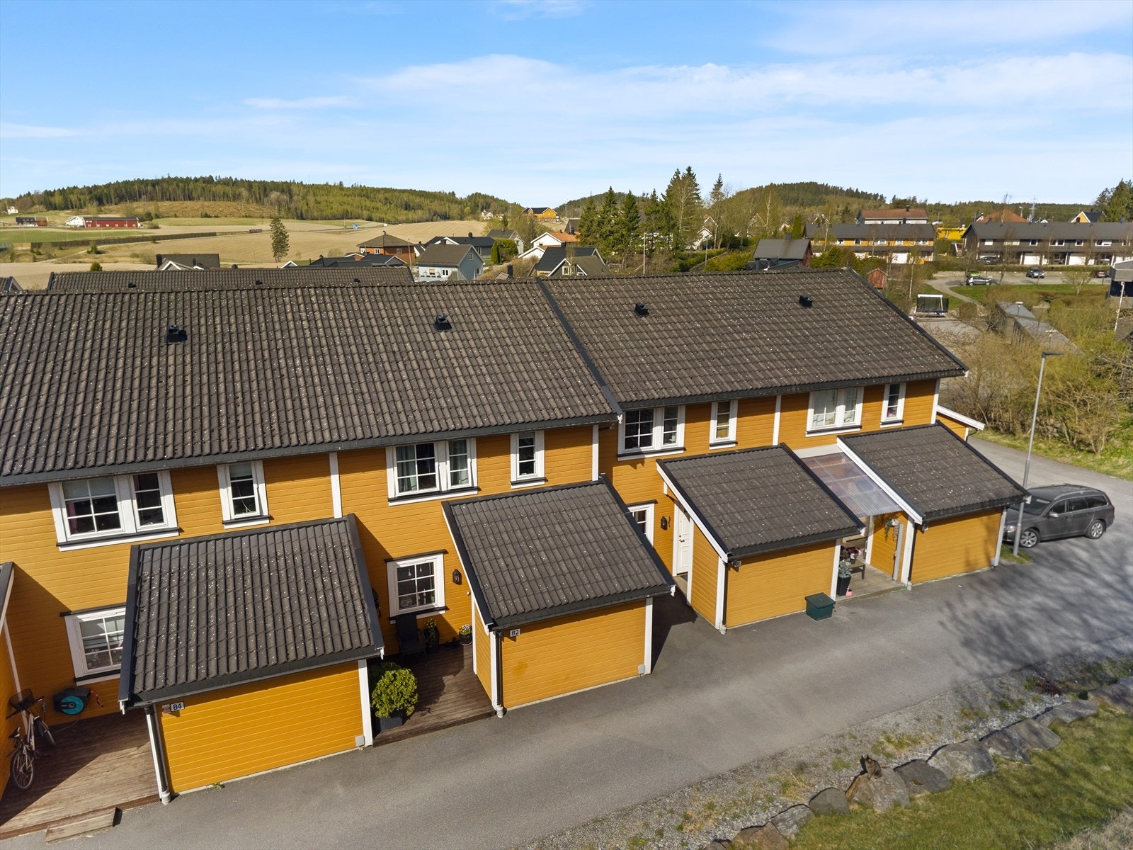 Tomten er flat, oopparbeidet med asfalterte adkomstveier og plenarealer. Galleribilde