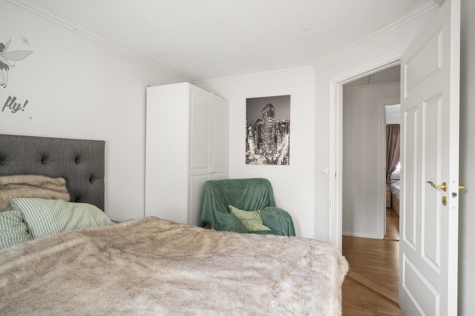 Hovedsoverommet er romslig og har god plass til både dobbeltseng og oppbevaringsløsninger. Galleribilde