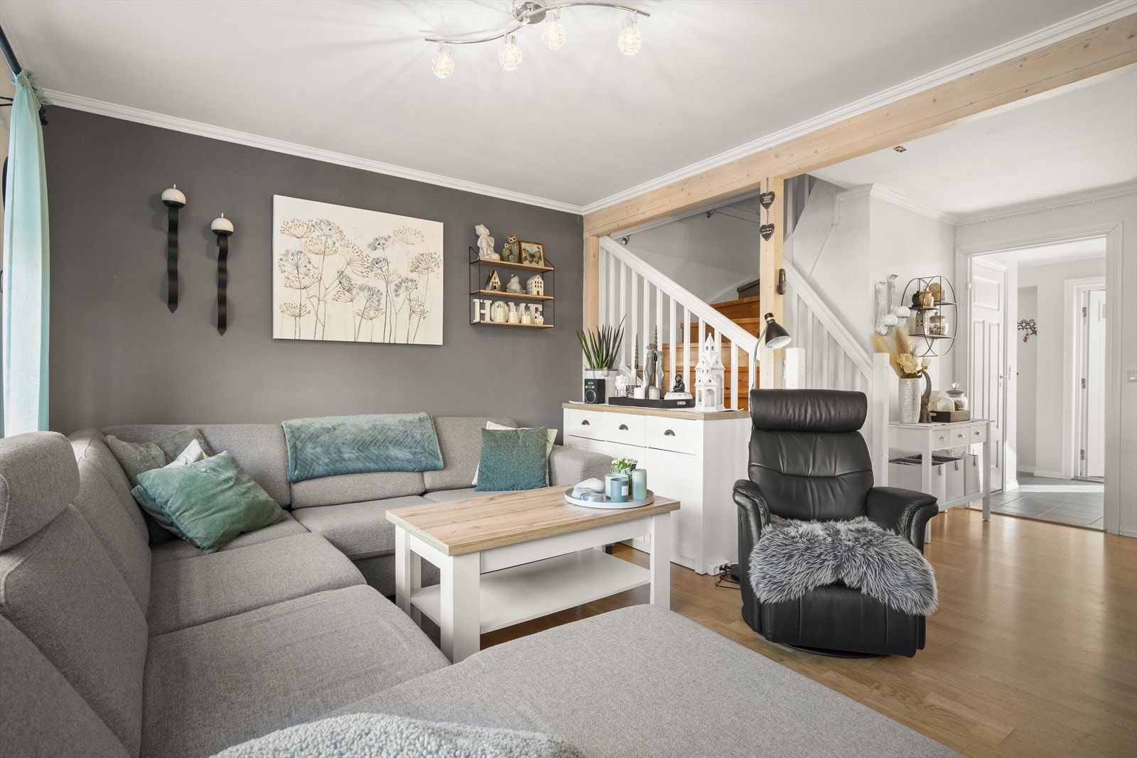 Lys og hyggelig stue med god plass til sofa- og spisegruppe. Galleribilde