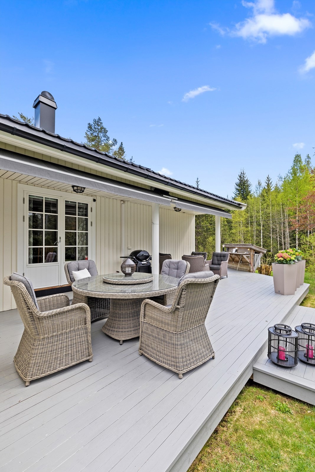 Fra stuen er det utgang til en romslig treterrasse på rundt 60 m², med en tilhørende platting med heller på 53 m². Galleribilde