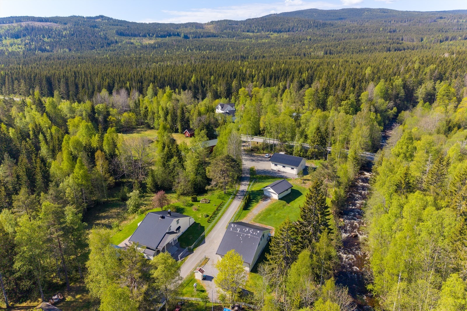 Eiendommen ligger i et landlig og naturskjønt område i Hurdal. Galleribilde