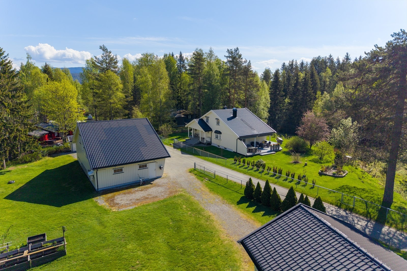 Gårdsplassen gir et ryddig og innbydende førsteinntrykk. Galleribilde