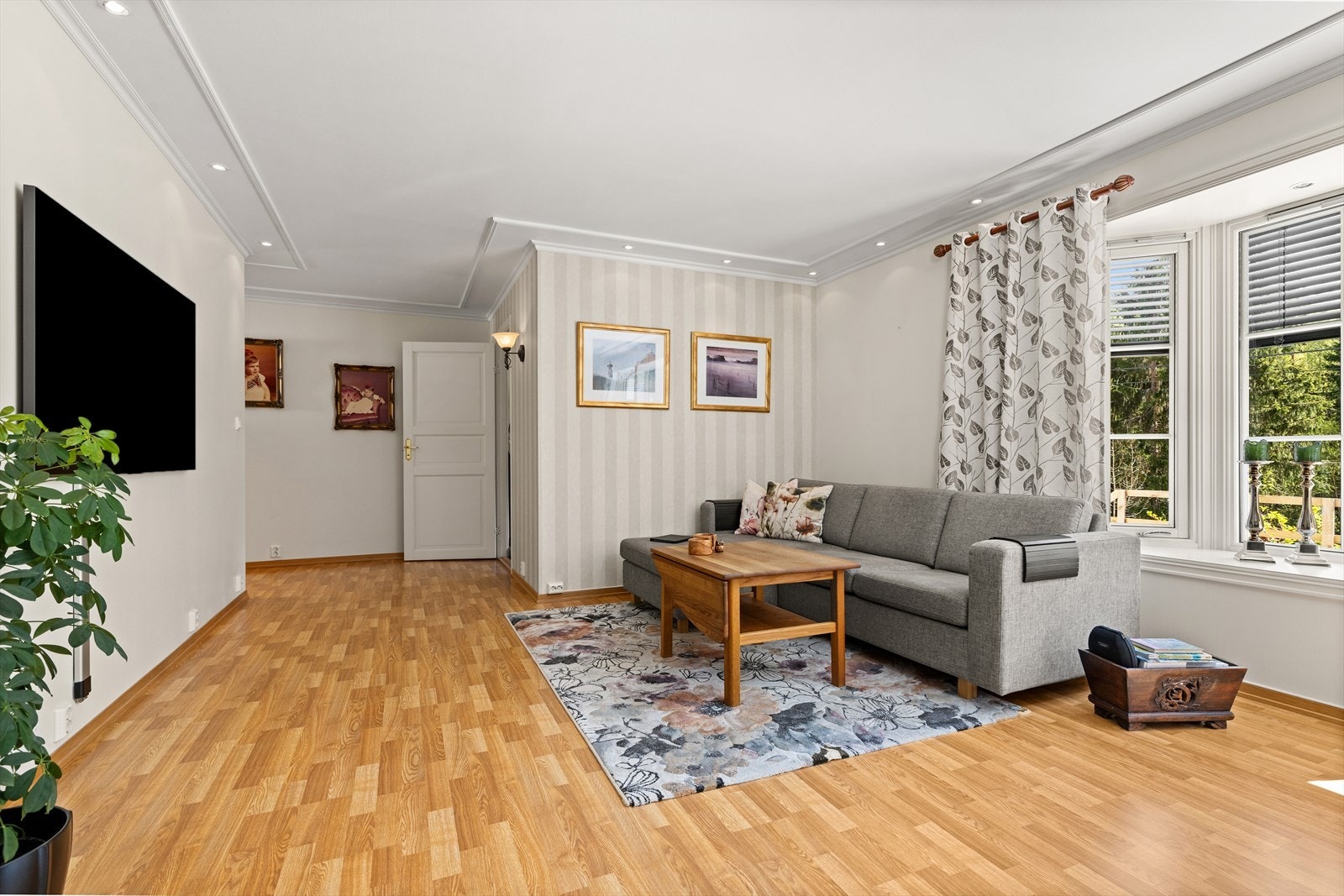 Malte plater i himling og tapetserte vegger. Galleribilde