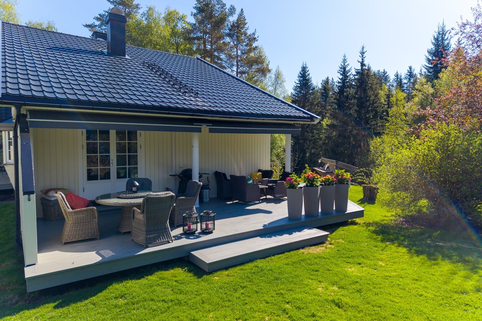 Terrassen har to markiser for solskjerming. Galleribilde