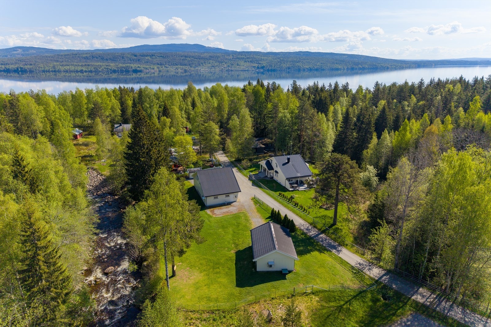 Kort vei til Hurdalsjøen, som byr på bade- og båtliv om sommeren, og skøyte- og skimuligheter om vinteren. Galleribilde
