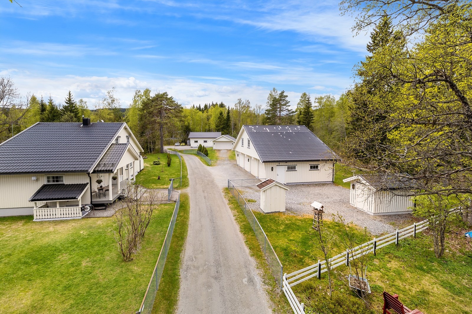 Velkommen til en eiendom med en unik kombinasjon av bolig, hobby og natur. Galleribilde