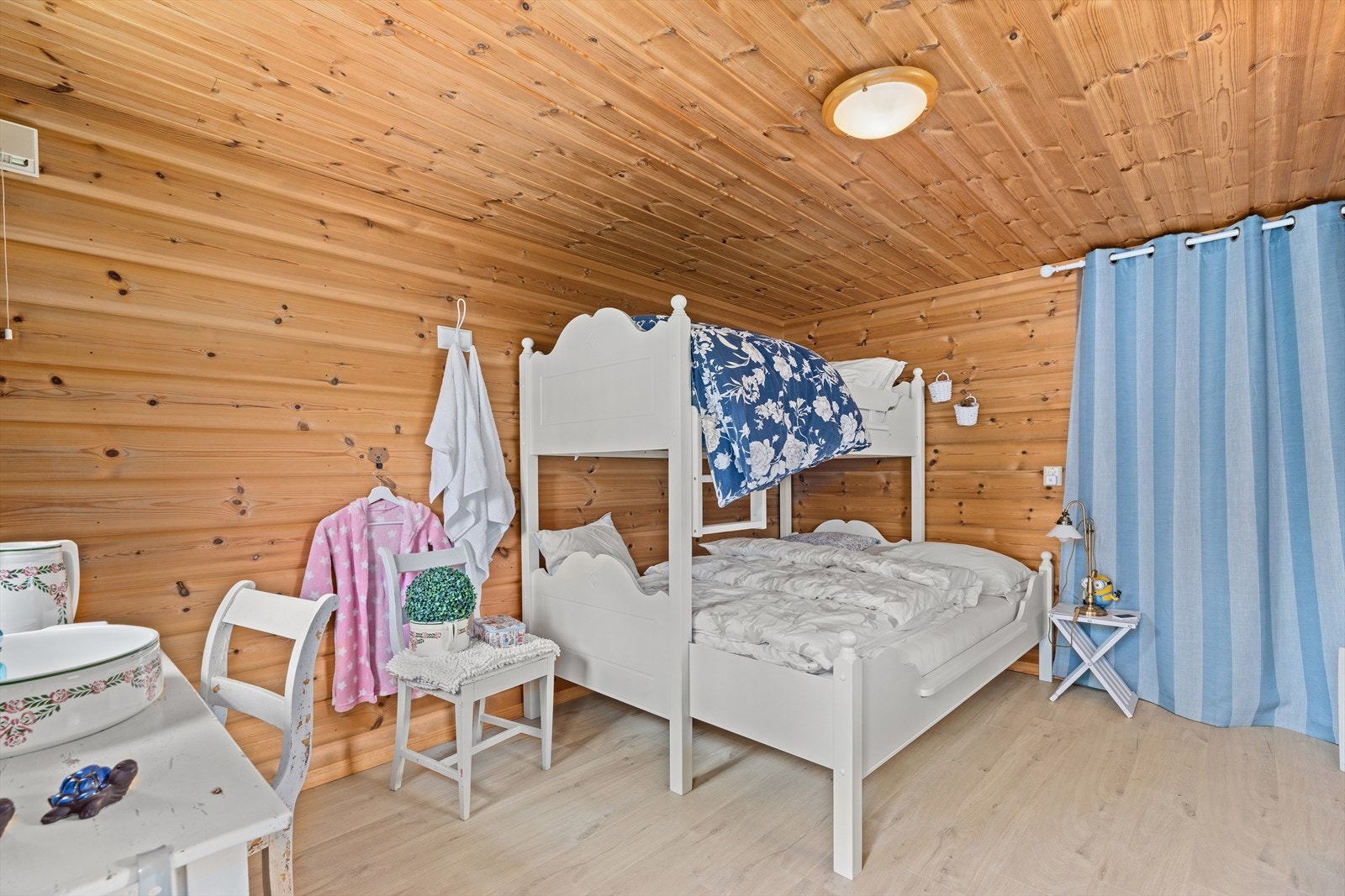 På eiendommen er det også et uthus som er benyttet som anneks. Det foreligger ingen dokumentasjon på at dette er godkjent til varig opphold. Galleribilde