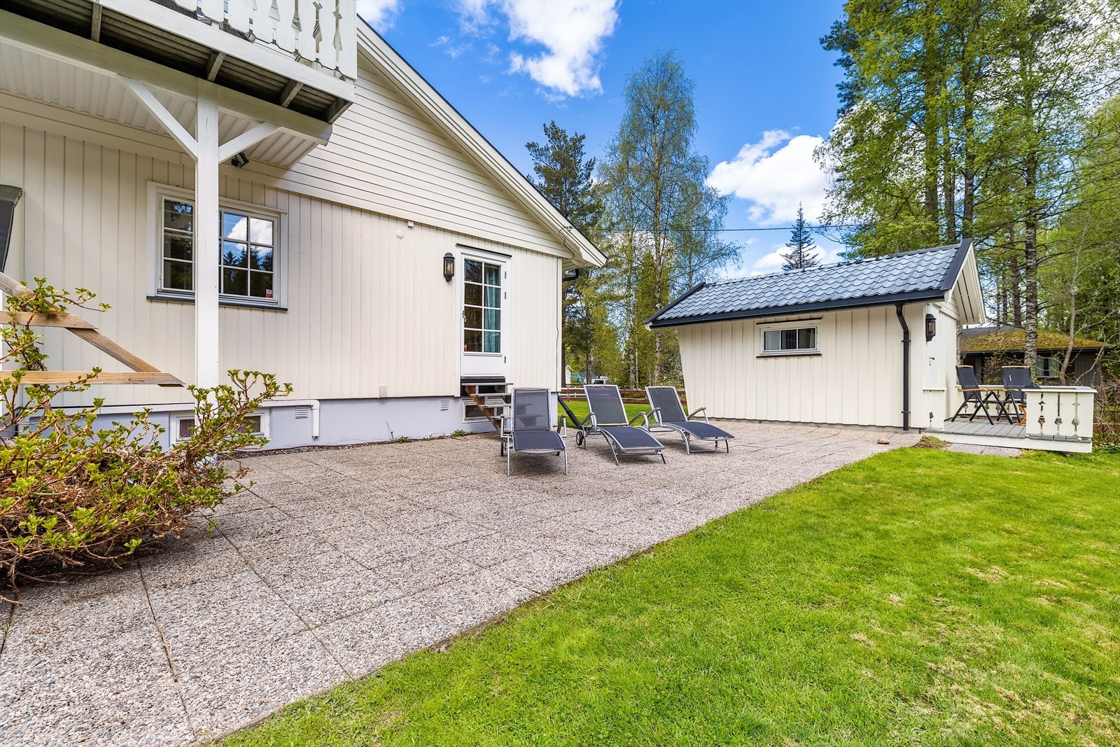 Hellelagt platting i tilknytning til terrassen, med god plass for solsenger. Galleribilde