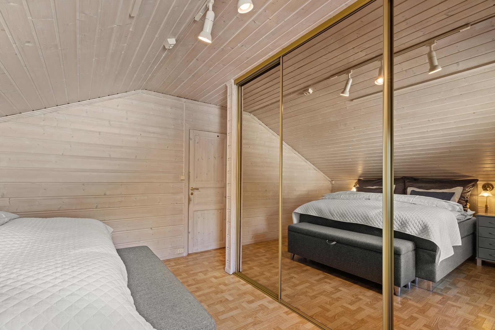 Skyvedørsgarderobe gir god utnyttelse av plassen. Galleribilde