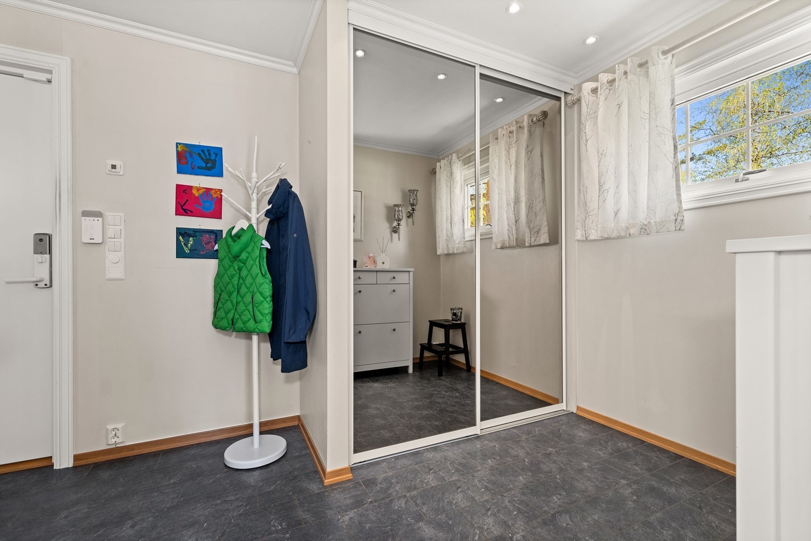 God plass til oppbevaring av yttertøy i skyvedørsgarderobe. Galleribilde