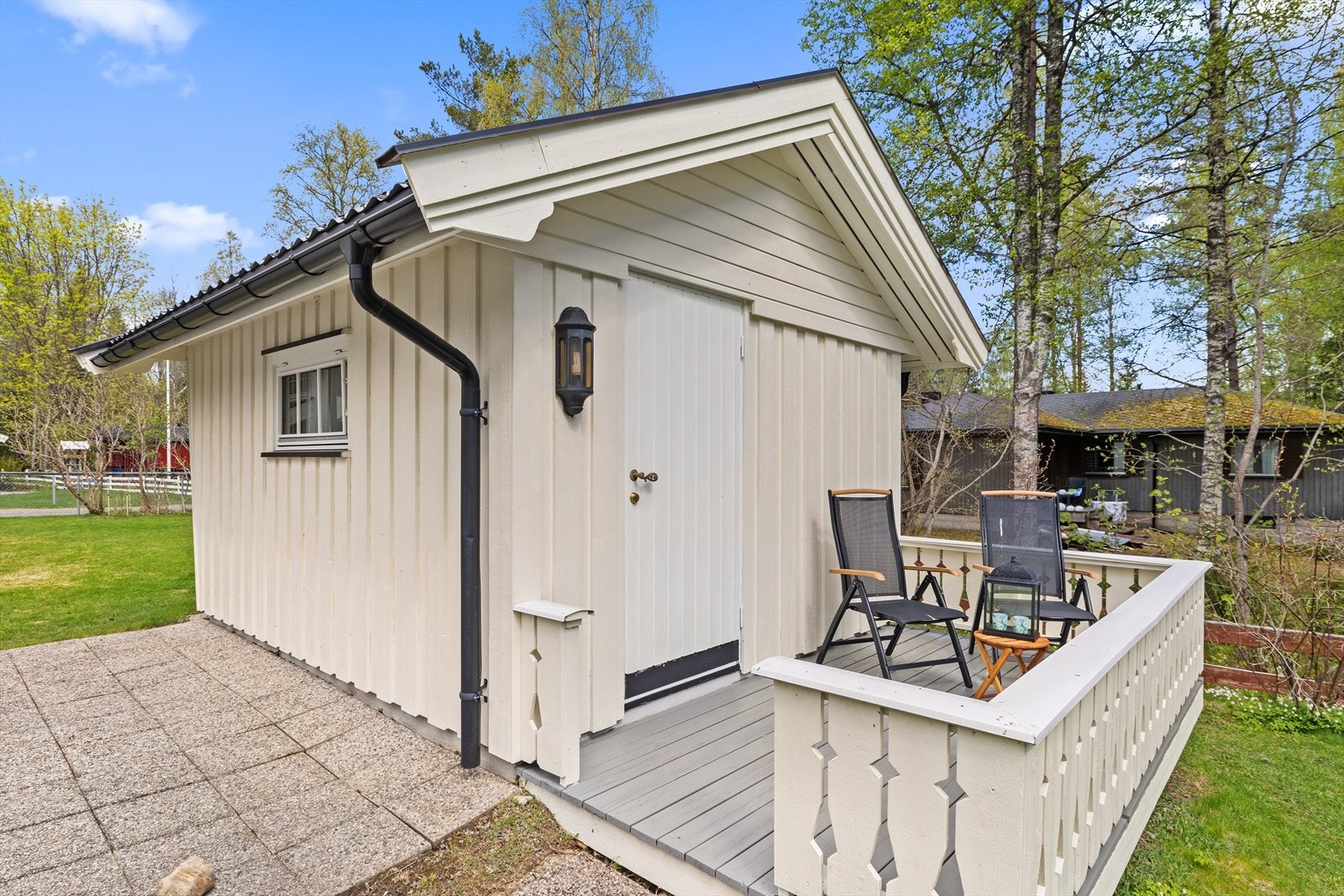 Uthuset har en egen liten terrasseplatting. Galleribilde