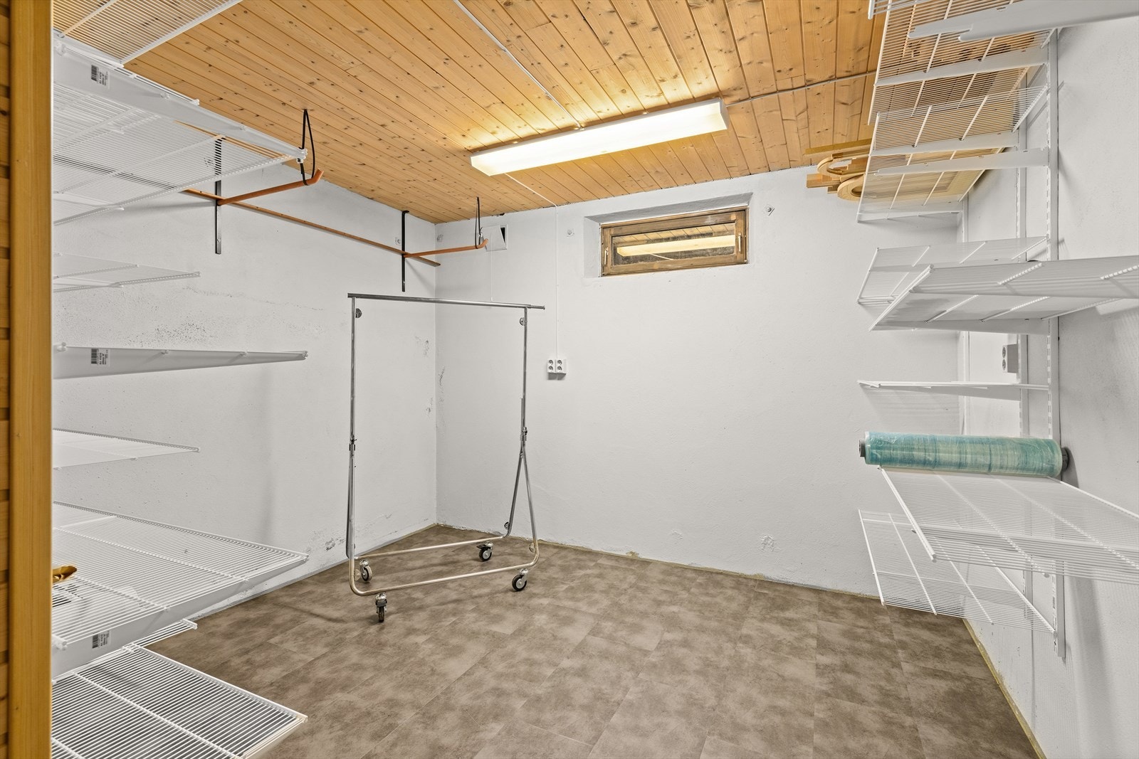 Godt med hylleplass for organisert lagring. Galleribilde