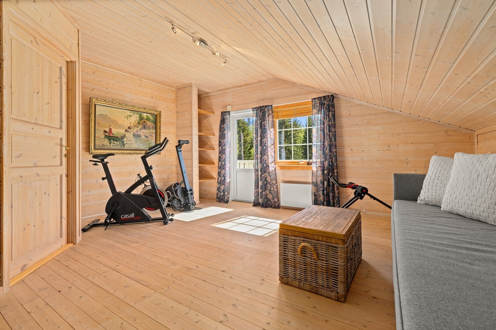 Fra Soverom/loftstuen er det utgang til en balkong på 11 m². Galleribilde