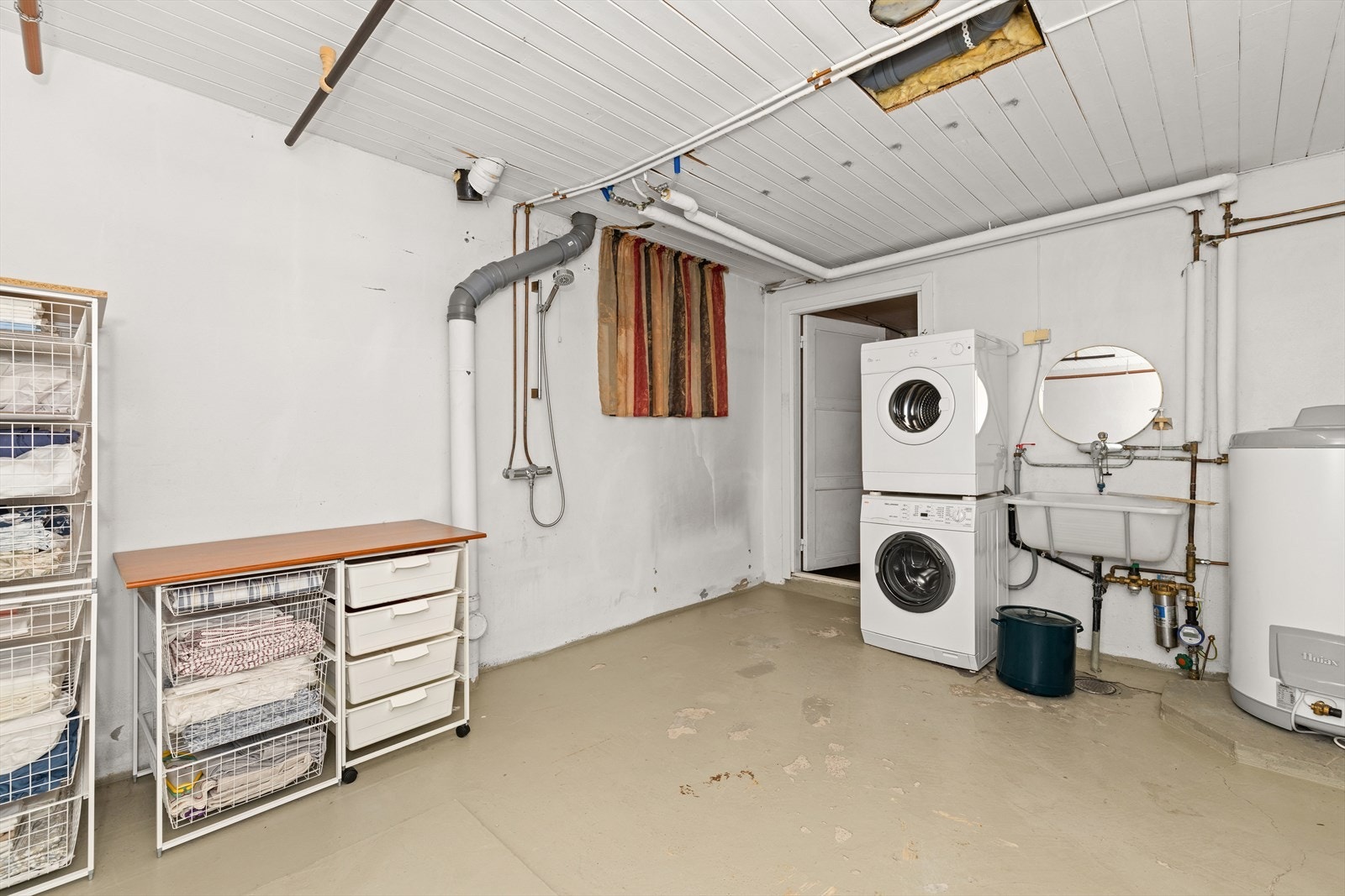 Vaskerom fra byggeåret med opplegg for vaskemaskin, skyllekum og dusjarmatur. Varmtvannstank fra 2016. Det må påregnes renovasjon. Galleribilde