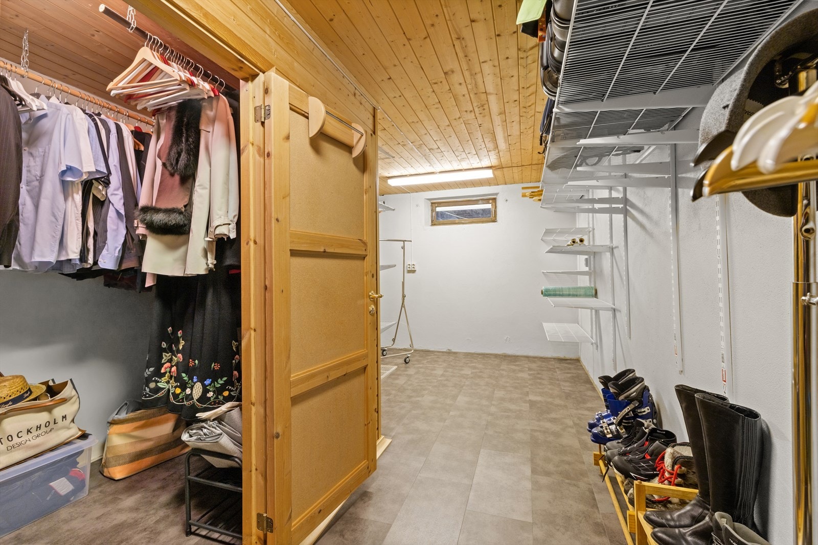 Praktisk klesbod med fleksible hyllesystemer. Galleribilde