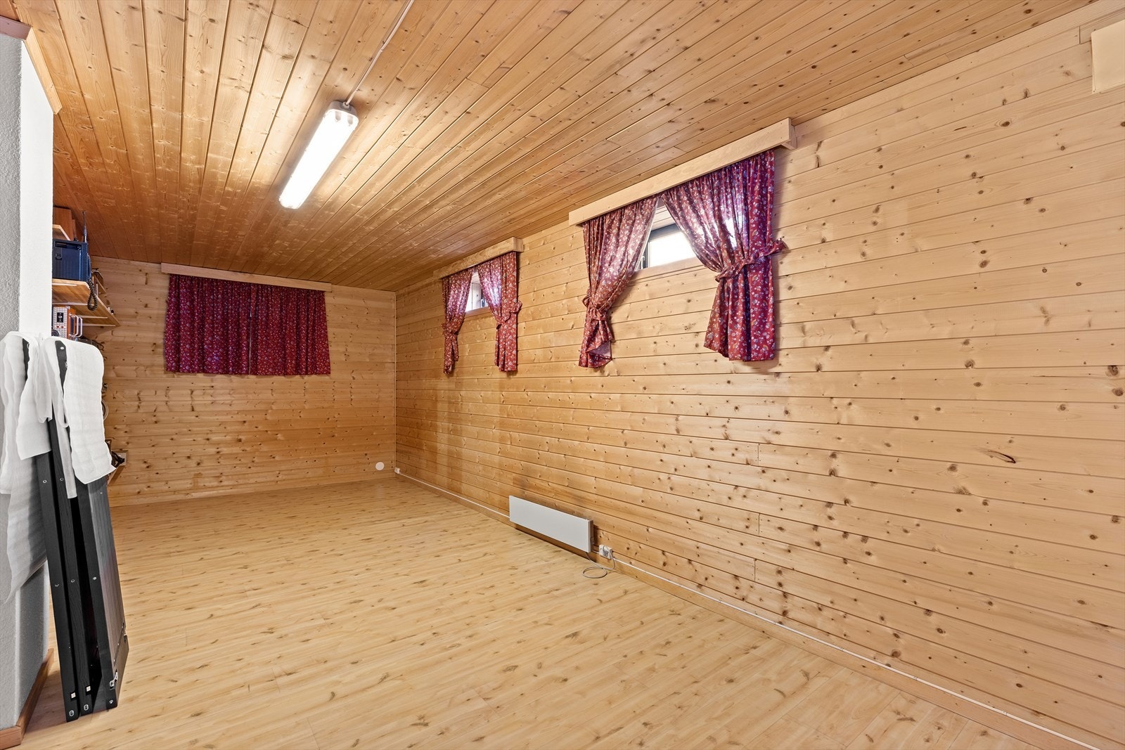 Stort hobbyrom i kjelleren. Galleribilde