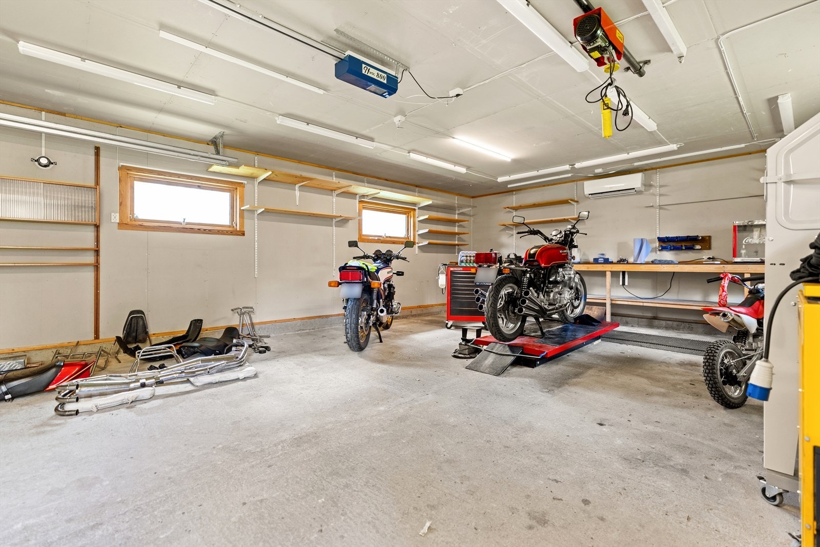 Stor dobbeltgarasje, et drømmelokale for den bil- eller motorinteresserte, med god plass og egen varmepumpe. Galleribilde