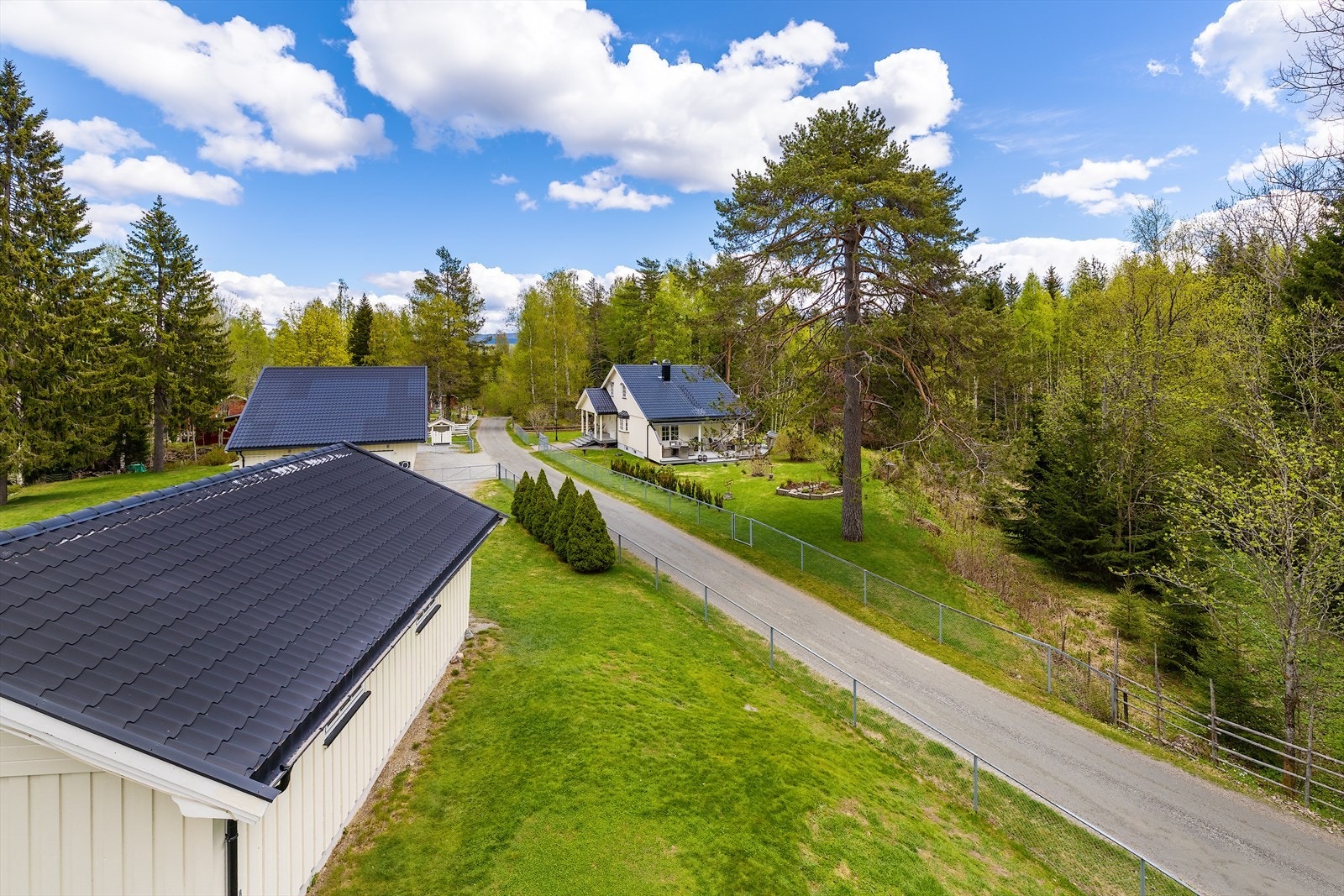 Eiendommen er omkranset av skog og grøntarealer. Galleribilde