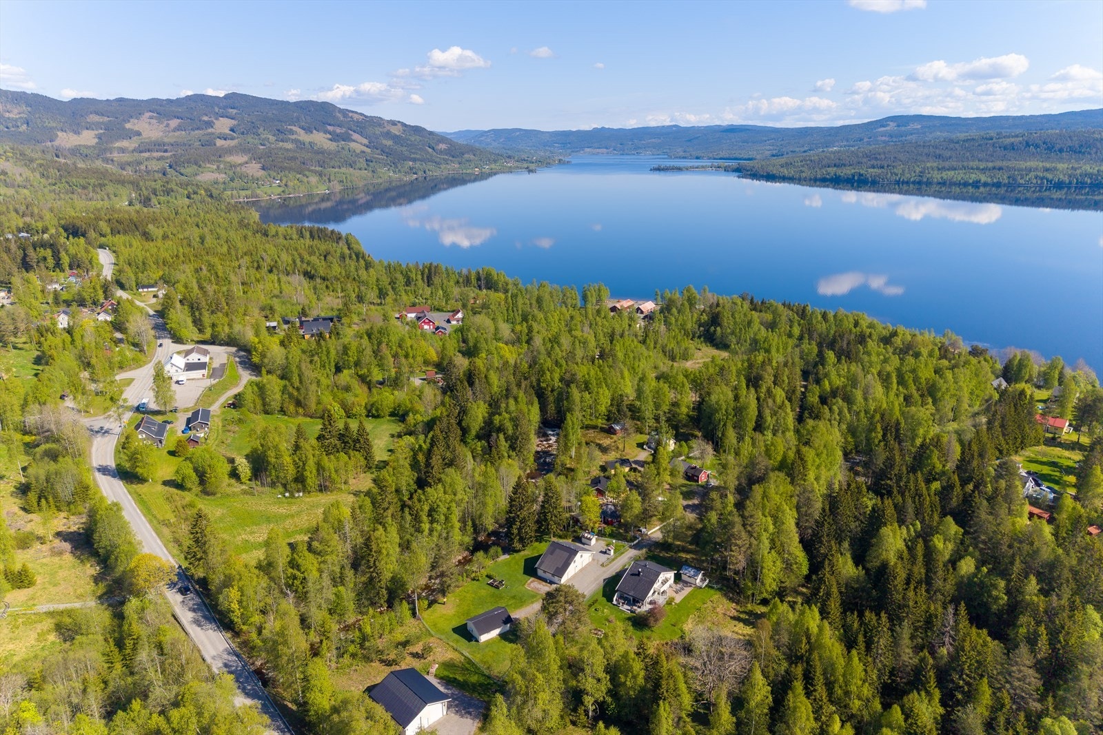 Utsikt over Hurdalsjøen og de omkringliggende skogsområdene. Galleribilde