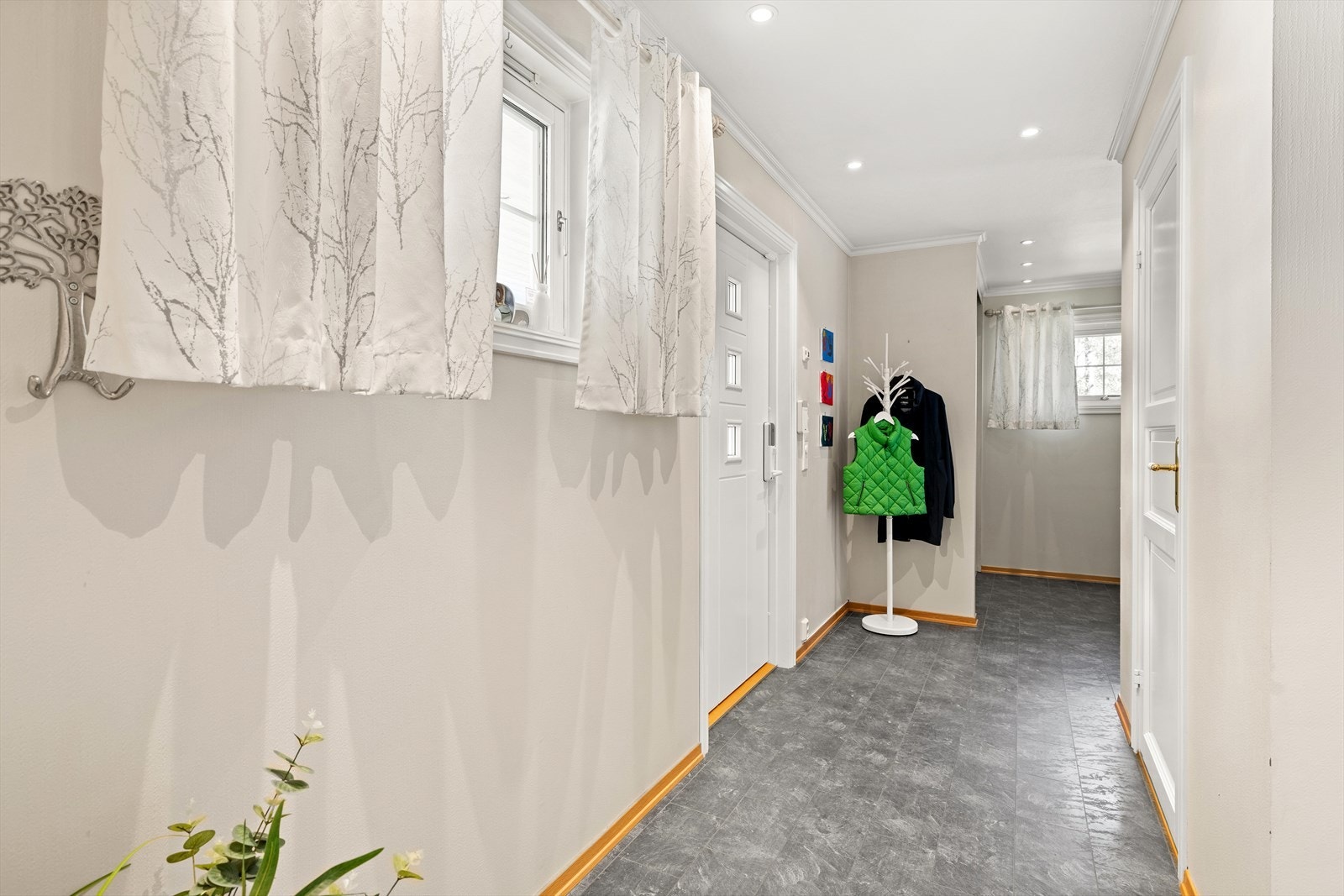 Inngangspartiet ble bygget om i 2005 og leder inn i en lys og praktisk entré. Galleribilde