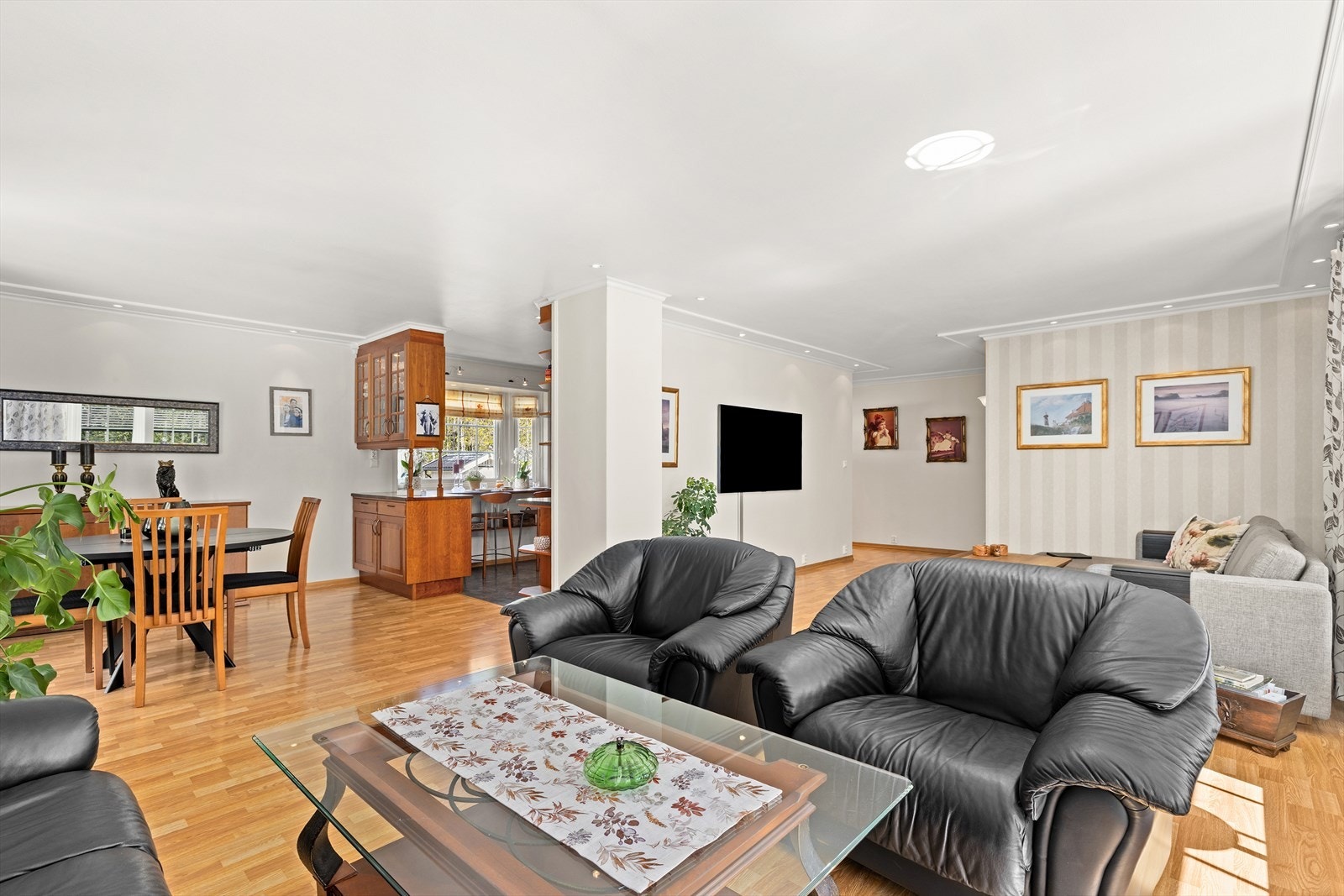 Stuen er romslig og har plass til flere sittegrupper. Galleribilde