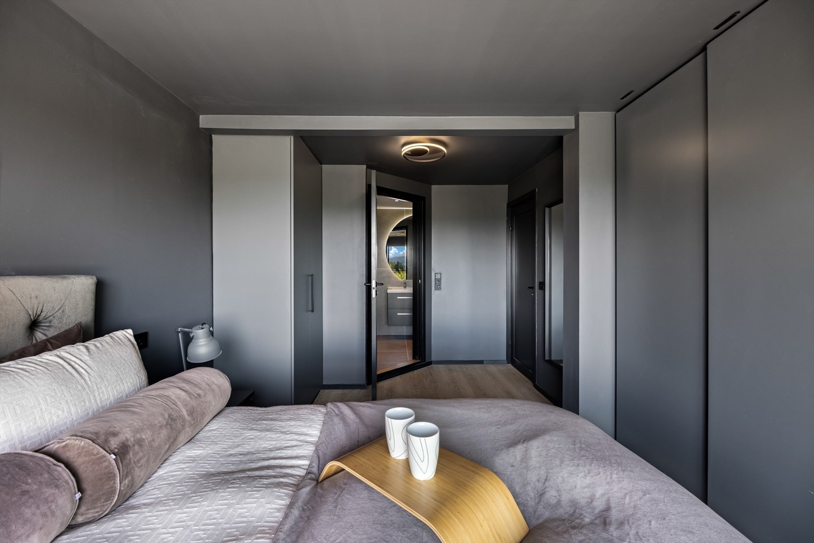 Overflatene er holdt i moderne, mørke fargetoner kombinert med sort listverk, som gir rommet et stilrent og eksklusivt preg. Galleribilde