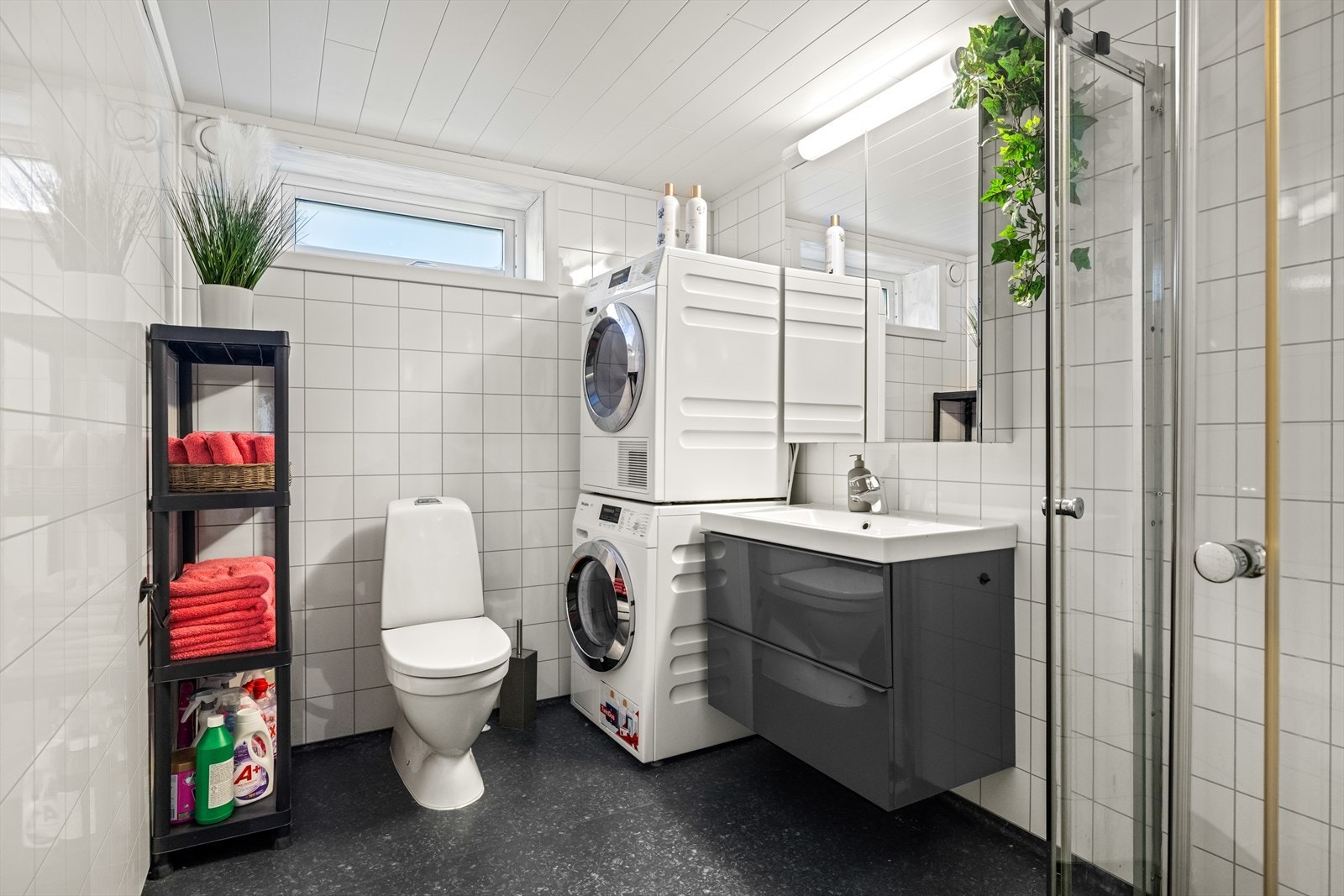 Bad fra ca. 2014 med gulvbelegg, varmekabler og baderomsplater på veggene. Galleribilde