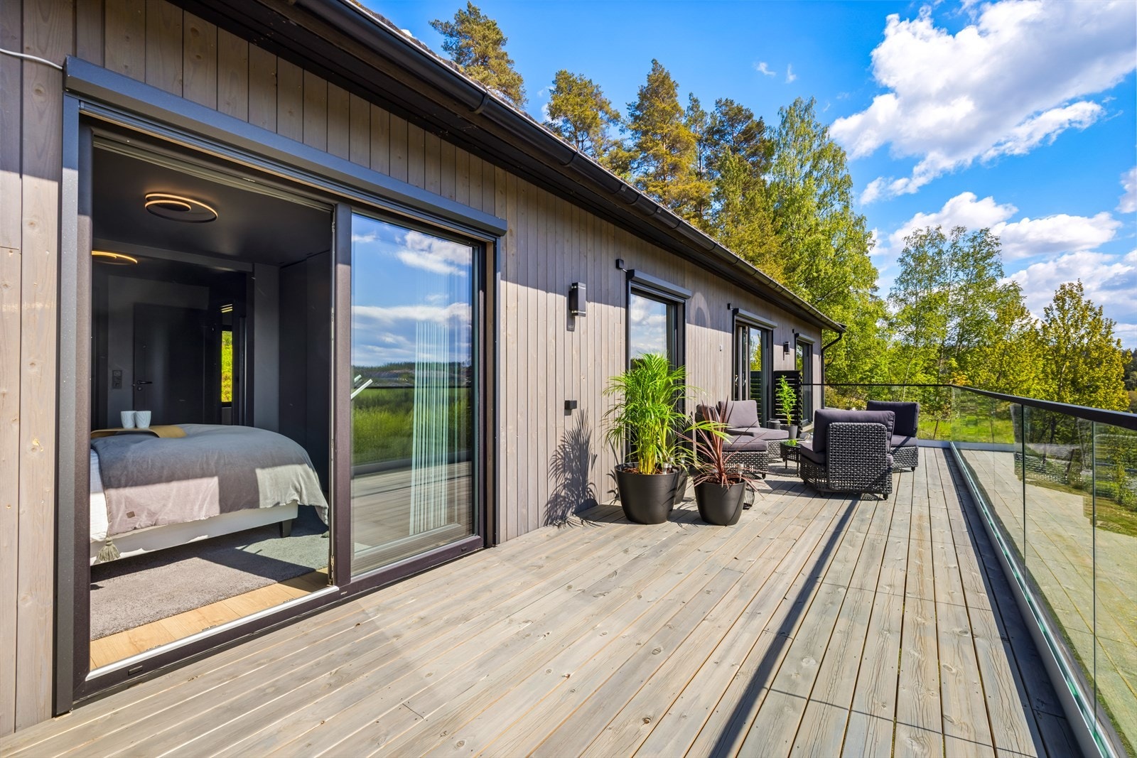Fra hovedstuen og hovedsoverommet er det utgang til en terrasse på ca. 27 m², vendt mot solrike sydvest. Galleribilde