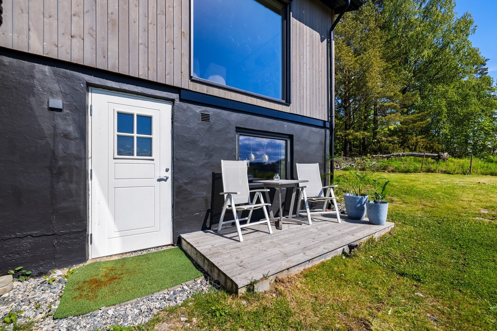 Hybel med egen inngang og solrik platting foran. Galleribilde
