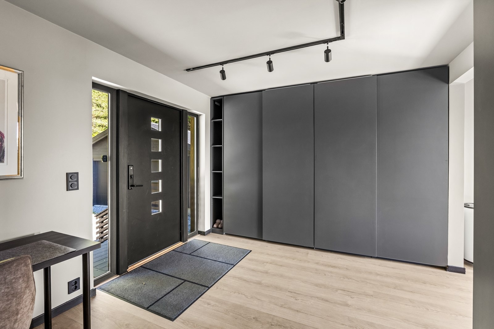 Hallen gir et svært godt førsteinntrykk med sin romslige utforming, moderne interiør og gode oppbevaringsløsninger. Galleribilde