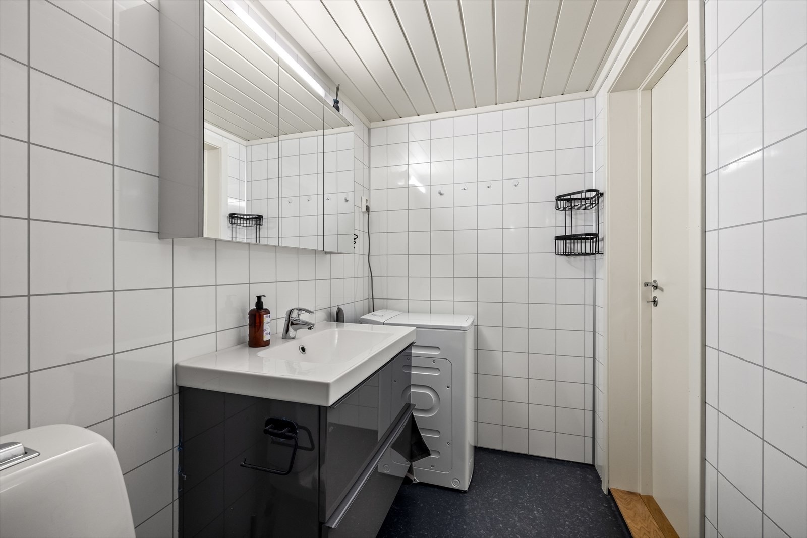 Opplegg for vaskemaskin i hjørnet. Galleribilde