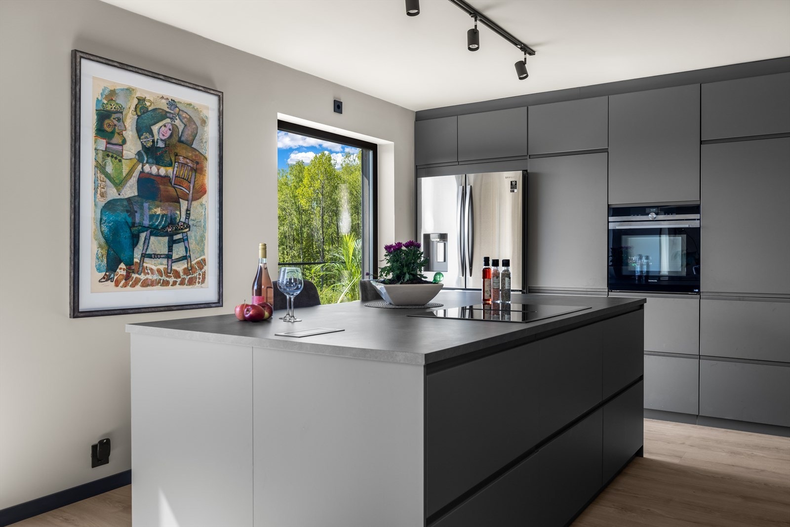 Stilen er minimalistisk med ubrutte linjer og innebygde håndtak. Galleribilde