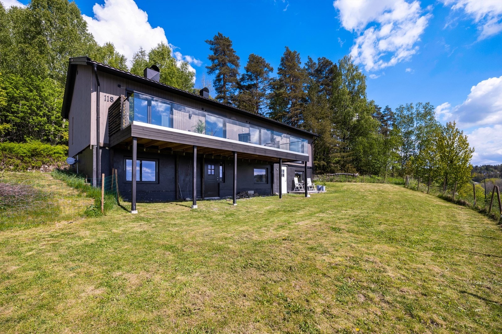 Huset er betydelig oppgradert de siste årene. Vinduer og kledning fra 2023, nyere drenering og koblet til offentlig avløp i 2023. Galleribilde