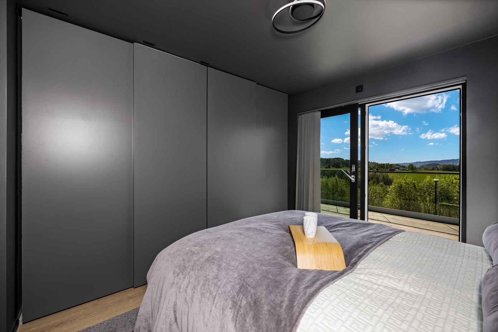 Soverommet har rikelig med oppbevaringsplass i integrert skyvedørsgarderobe. Galleribilde
