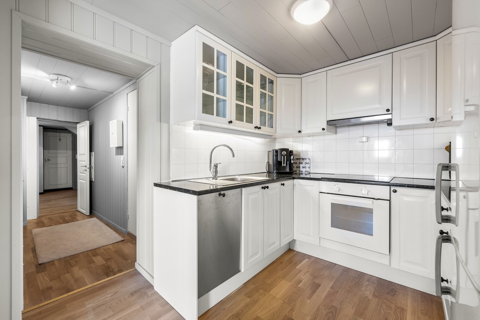 Utstyrt med kjøl/fryseskap, oppvaskmaskin, platetopp, stekeovn og komfyrvakt. Galleribilde